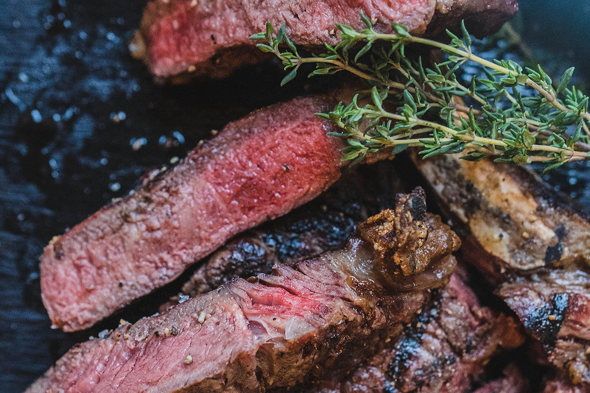 Aufgeschnittenes Dry Aged Steak medium rare mit Thymian