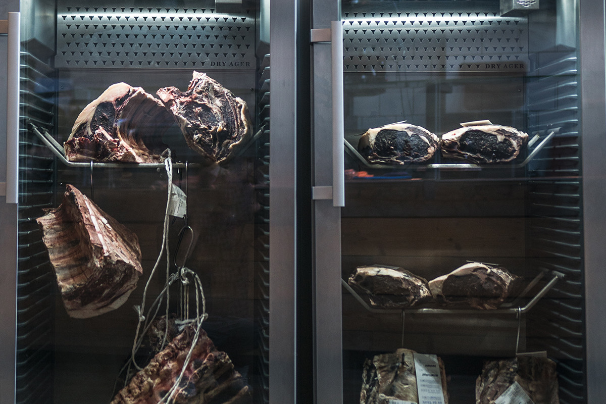 DryAger-Schränke mit trocken reifendem Fleisch am Knochen