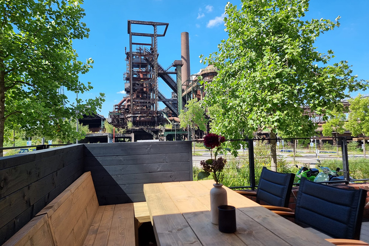 Terrasse des Hoeschkind mit Blick auf den Phoenix-Hochofen in Dortmund